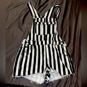 ✨LAST CHANCE✨ Striped overall shorts!🖤🤍